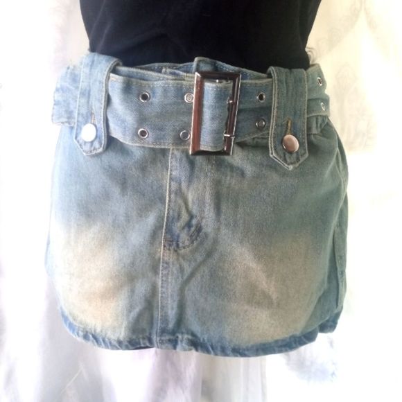 *Beautiful skirt with short size medium. ( Box #1 ) - Picture 1 of 3